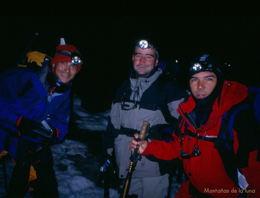 De izquierda a derecha: Jesús Andújar, Joaquín y Quique en la puerta del Refugio Dizel Hut para comenzar el ataque a la cima del Elbrus